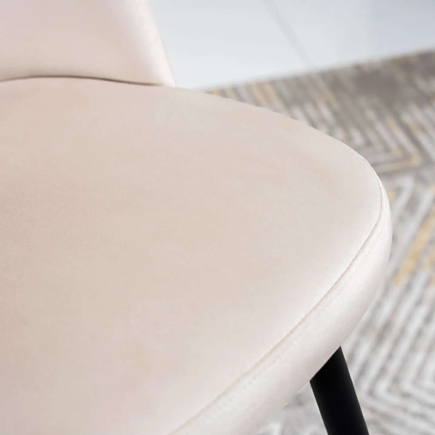 Holsted Bar Stool -Beige & Black thumbnail 5